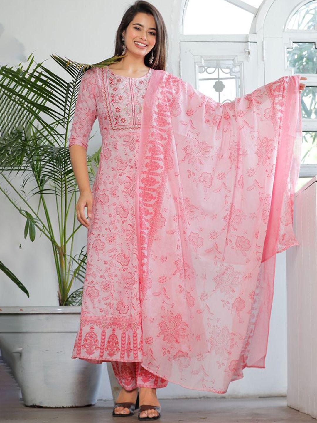 PAARDINI Women Floral Printed Kurta with Churidar & Dupatta