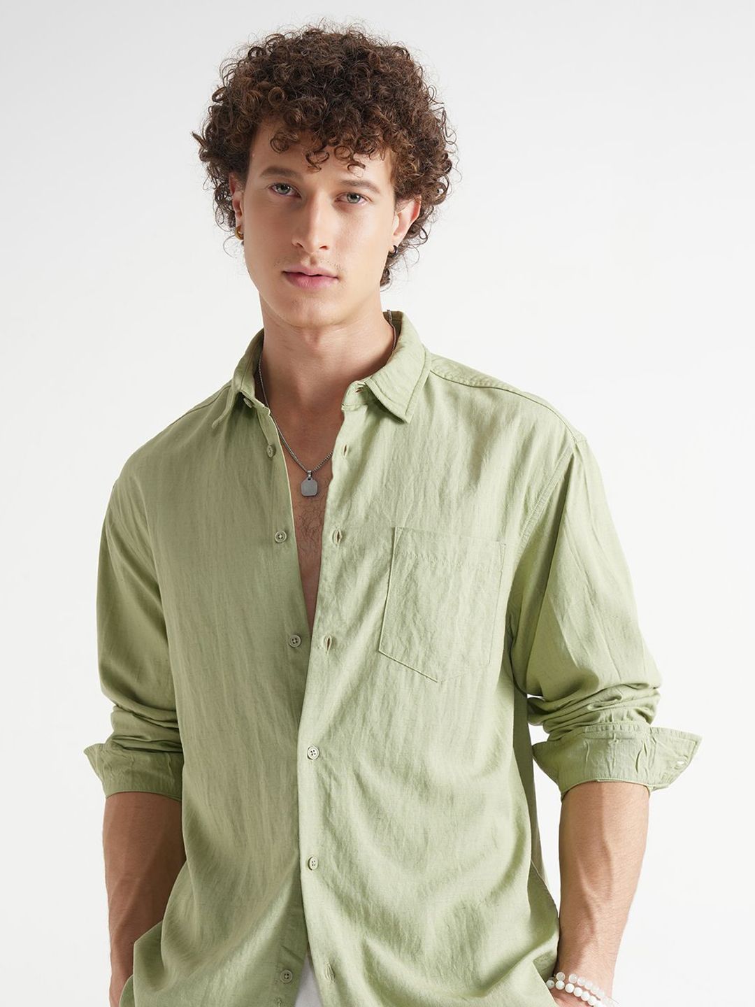 HIGHLANDER Men Solid Spread Collar Casual Shirt