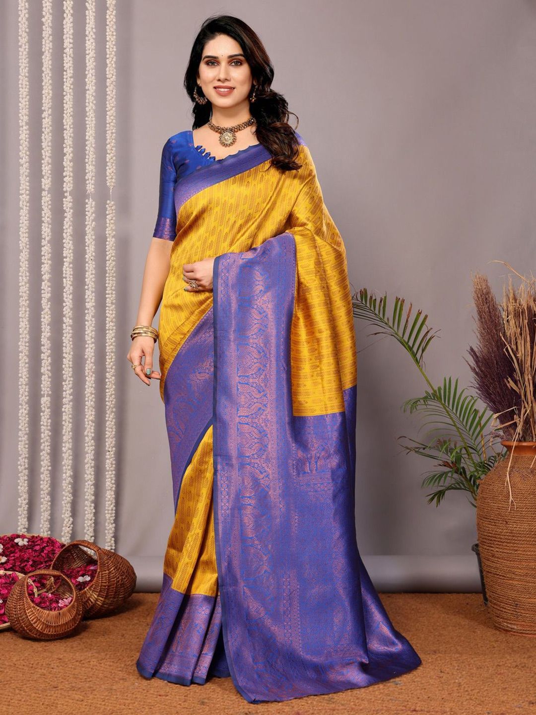 Shriyangan Ethnic Motifs Woven Design Zari Kanjeevaram Saree