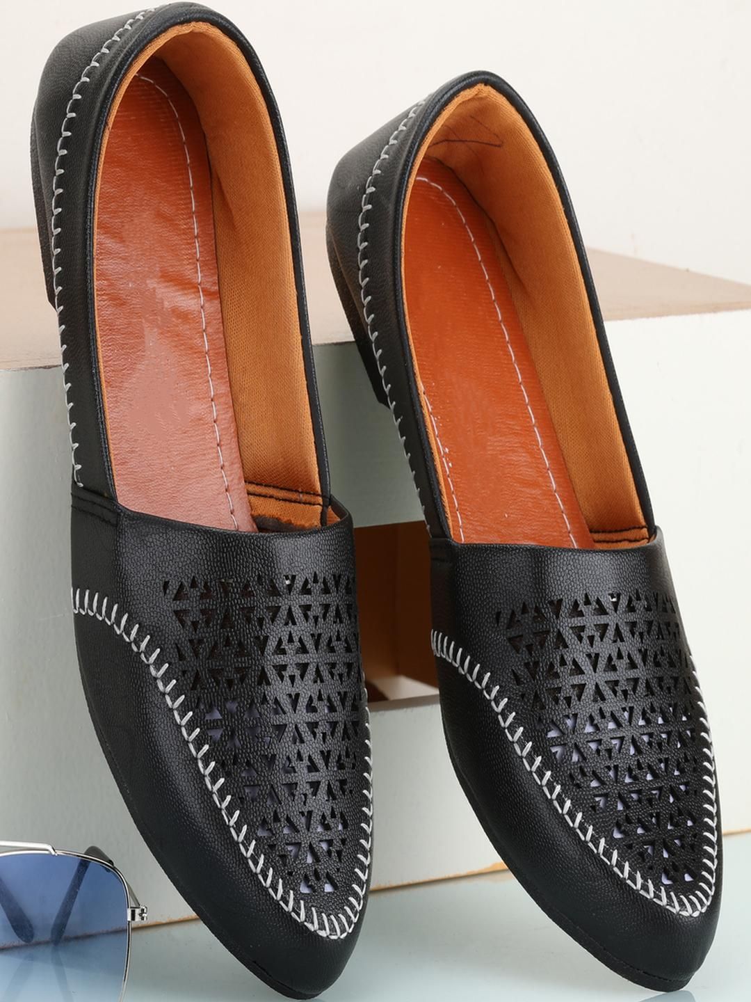 KRITARTH Men Black Mojaris
