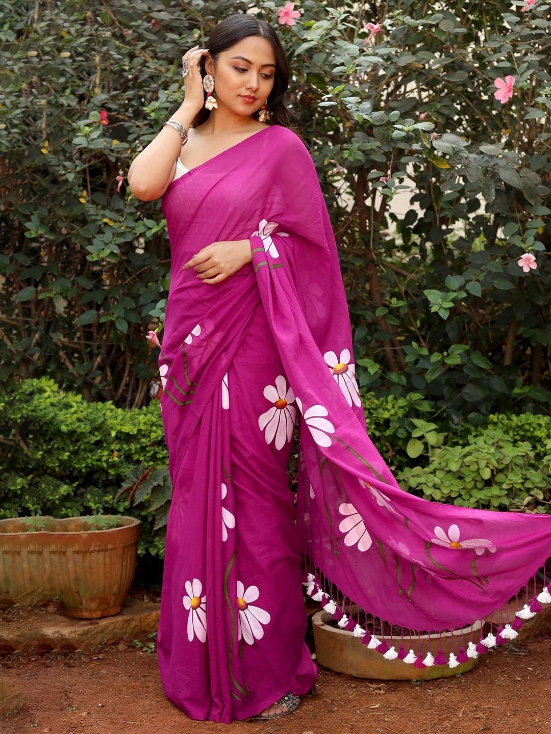 VILLAGIUS Floral Printed Pure Cotton Saree