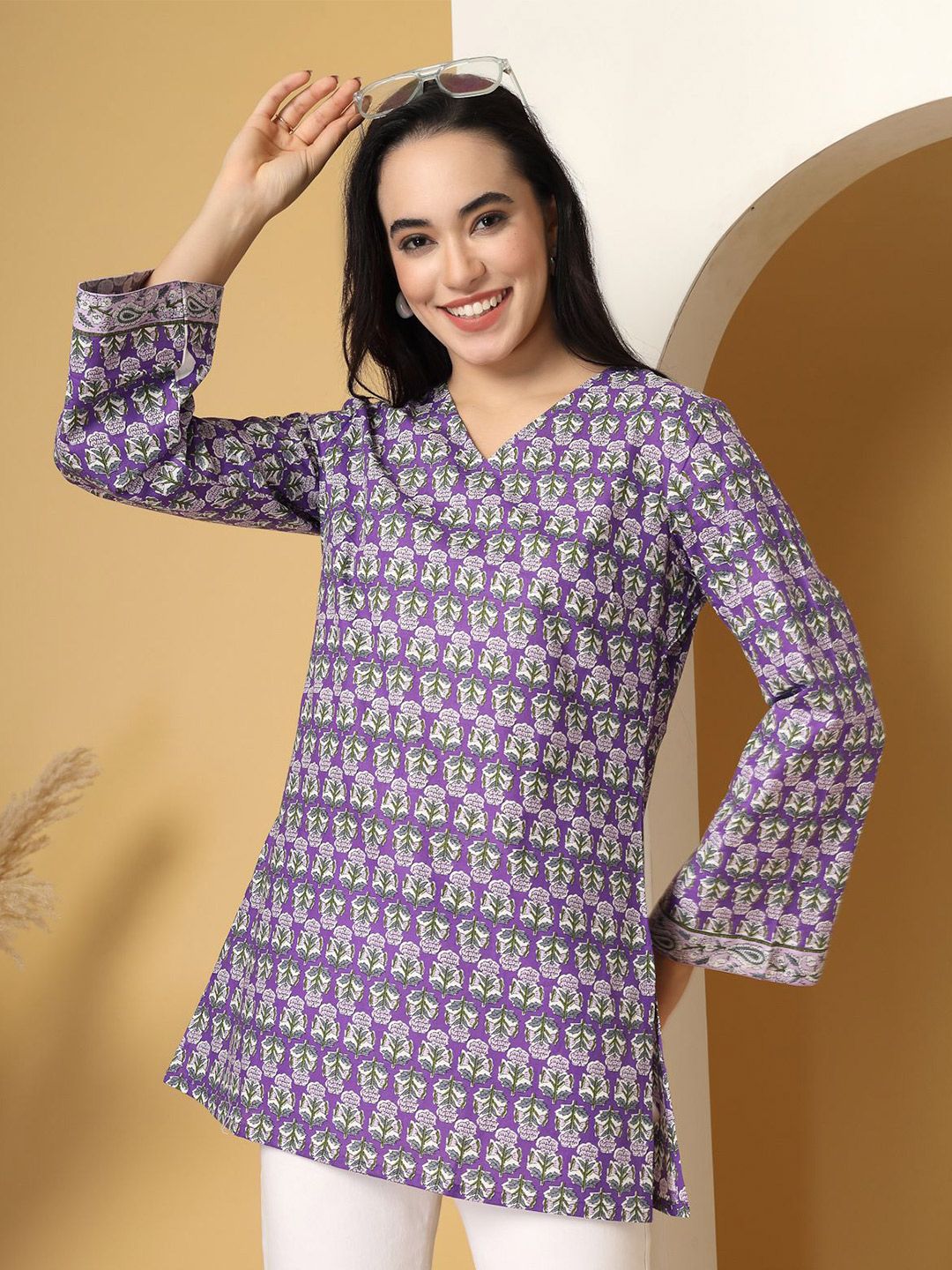 Vastraa Fusion Women Floral Printed V-Neck Pure Cotton Kurti