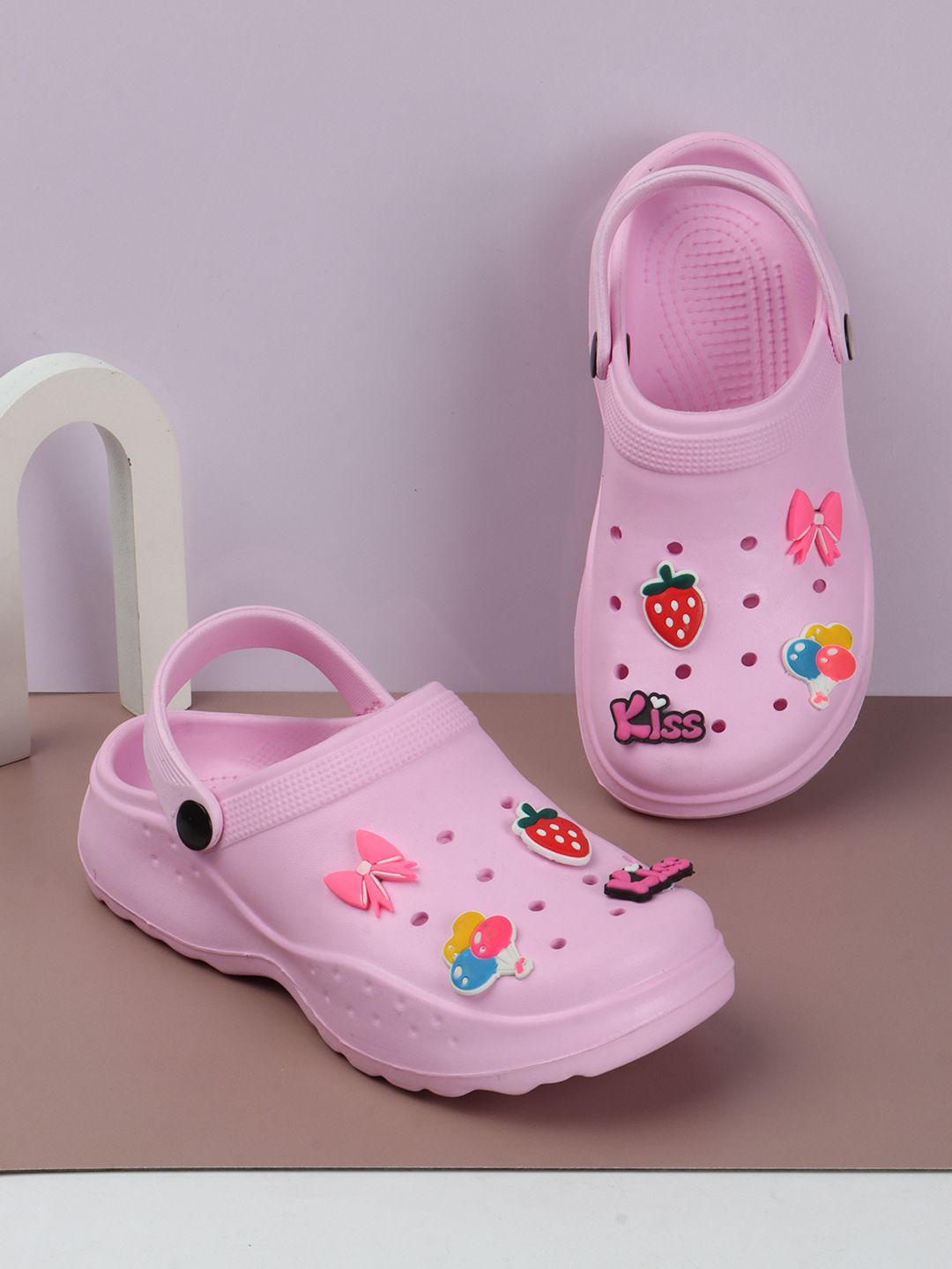 Alishtezia Women Self Design Clogs Flip Flops