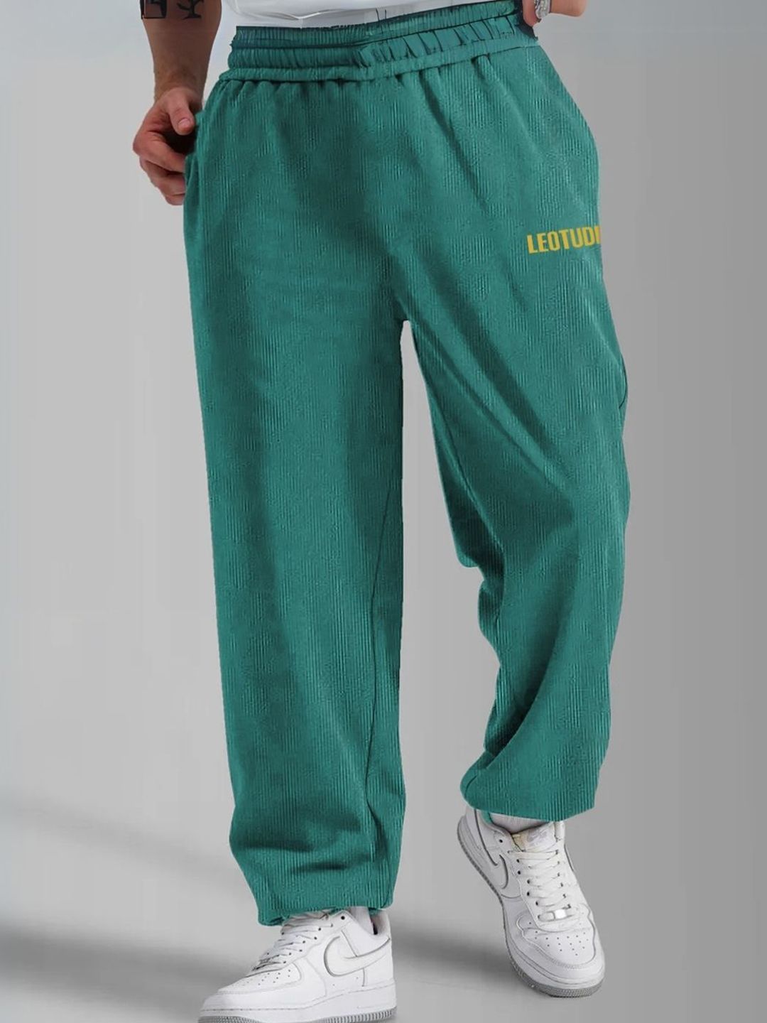 Leotude Men Textured Mid-Rise Relaxed-Fit Trackpants