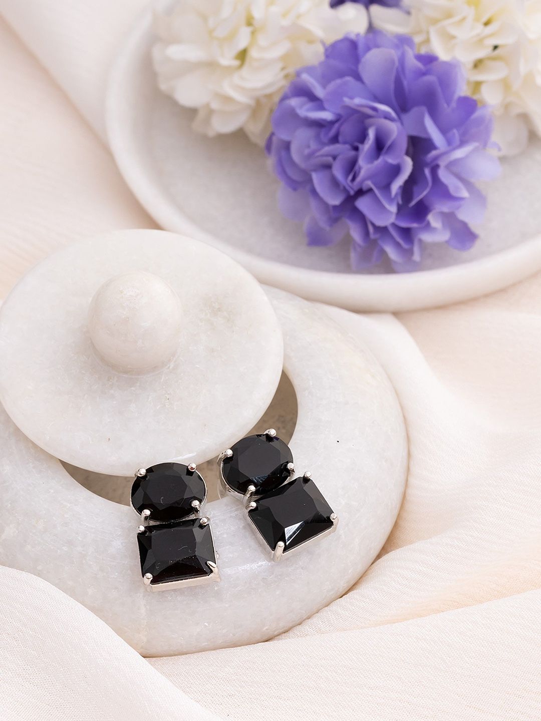 Manikya Oval Studs Earrings