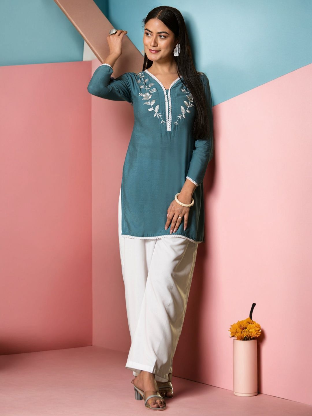SAHASIKA Women Floral Embroidered V-Neck Kurta