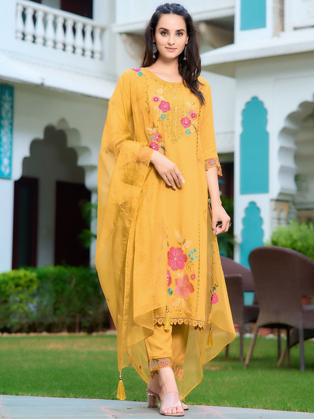 Berrylicious Women Floral Embroidered Regular Thread Work Kurta with Trousers & With Dupatta