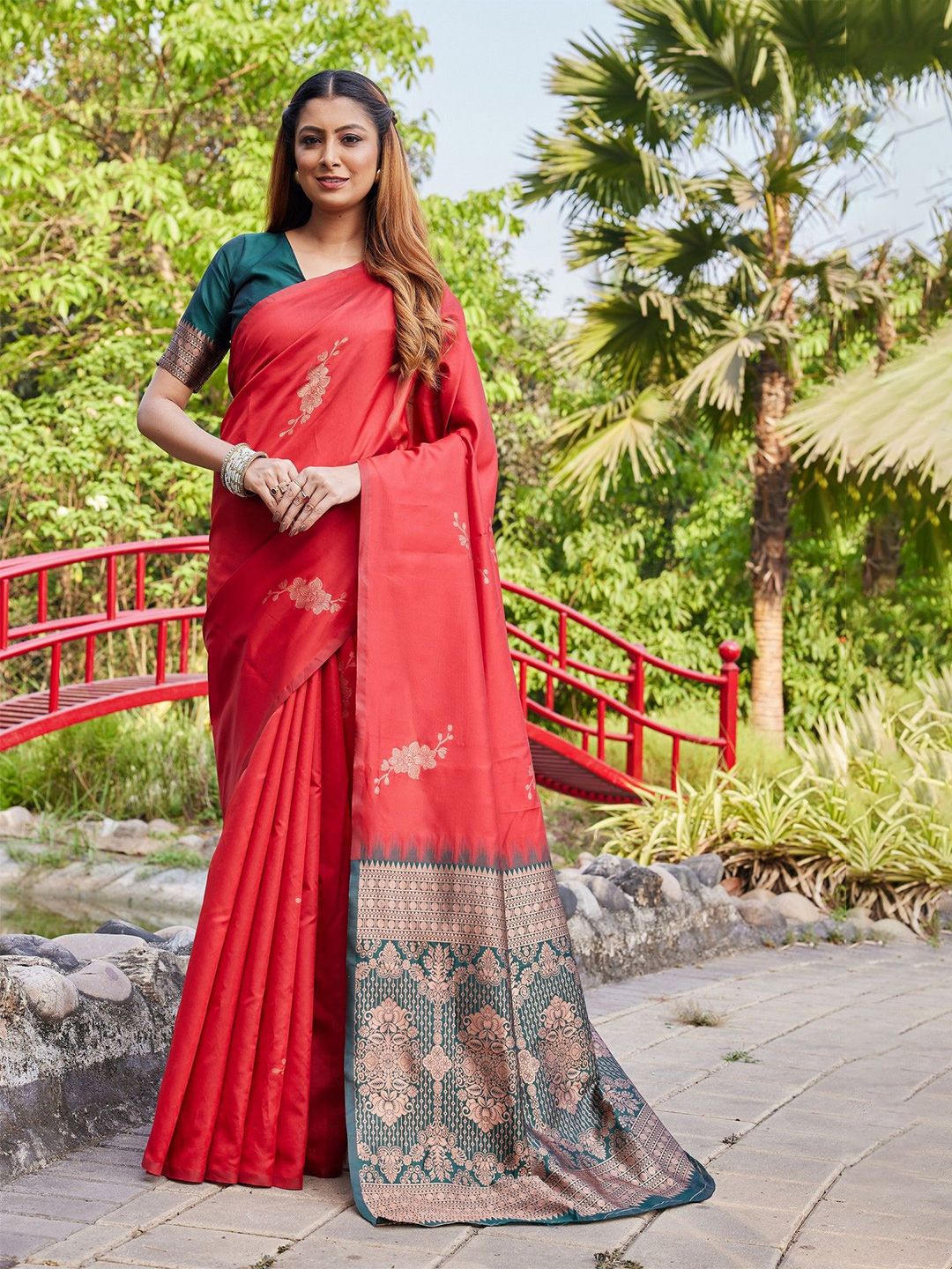 ZILVIRA Ethnic Motifs Zari Silk Blend Kanjeevaram Saree