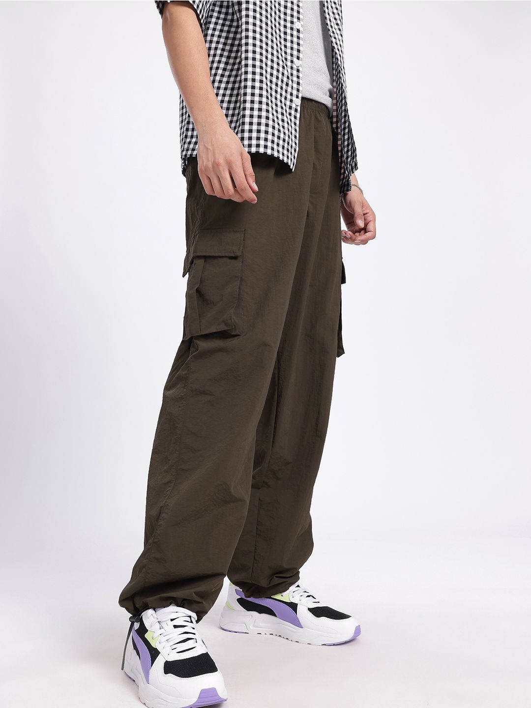 glitchez Men Relaxed Fit Mid-Rise Cargo Trousers with Toggle Hem