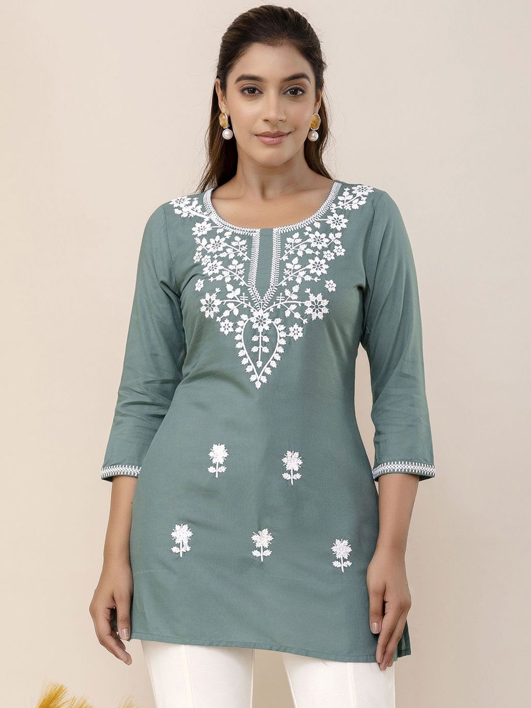 KIMAYRA Women Embroidered Round Neck Kurta