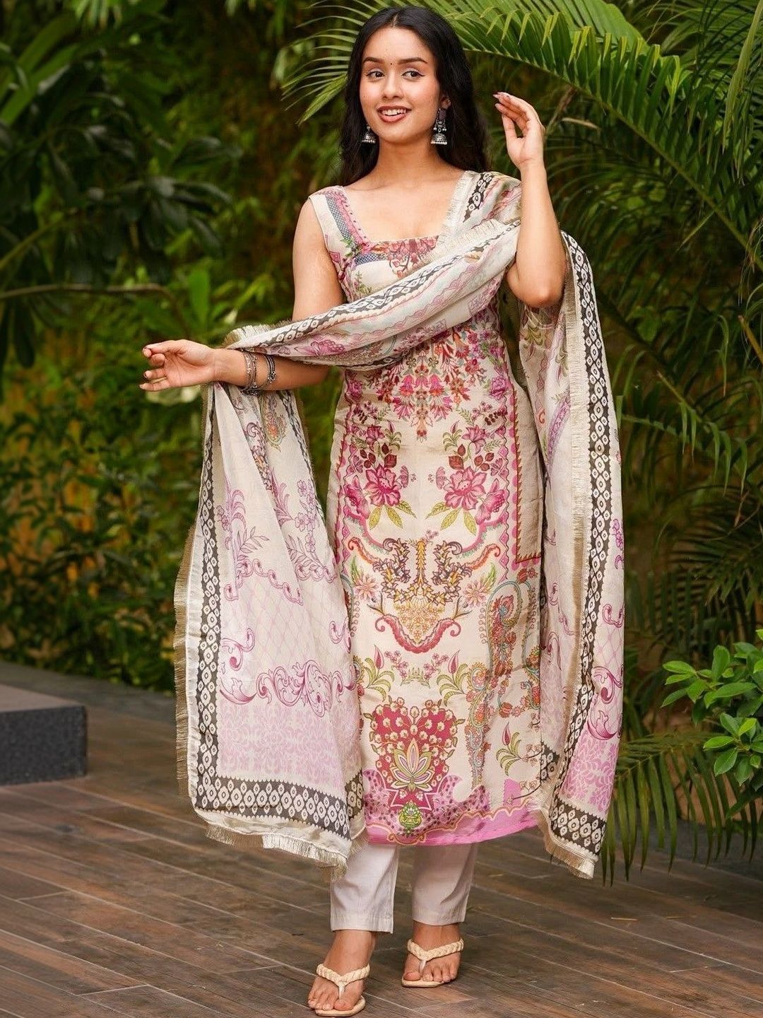 Vaidehi Fashion Women Floral Printed Regular Kurta with Trousers & With Dupatta