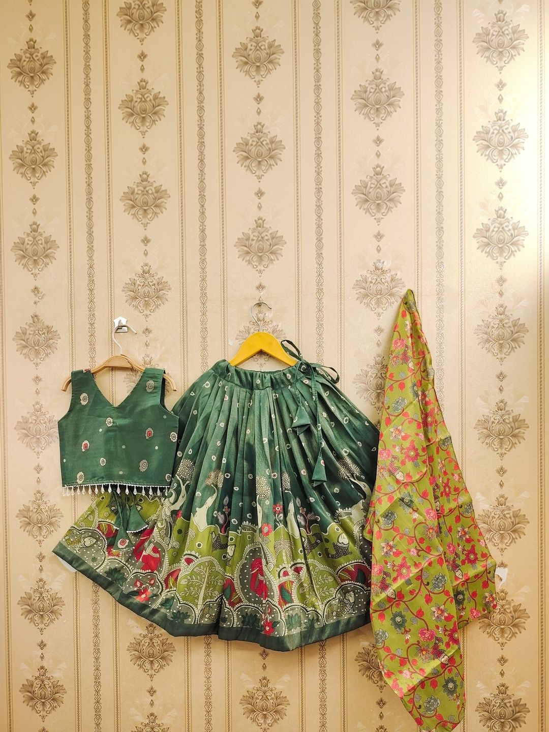 Girls Printed V-Neck Flared Lehenga Choli
