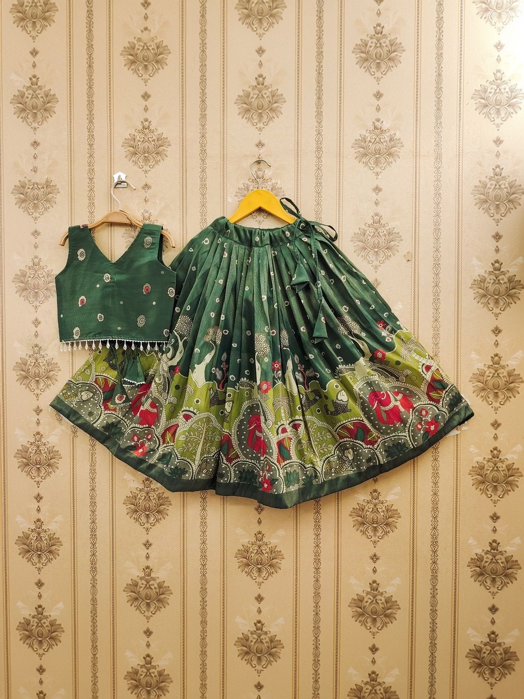 Girls Printed V-Neck Flared Lehenga Choli 3