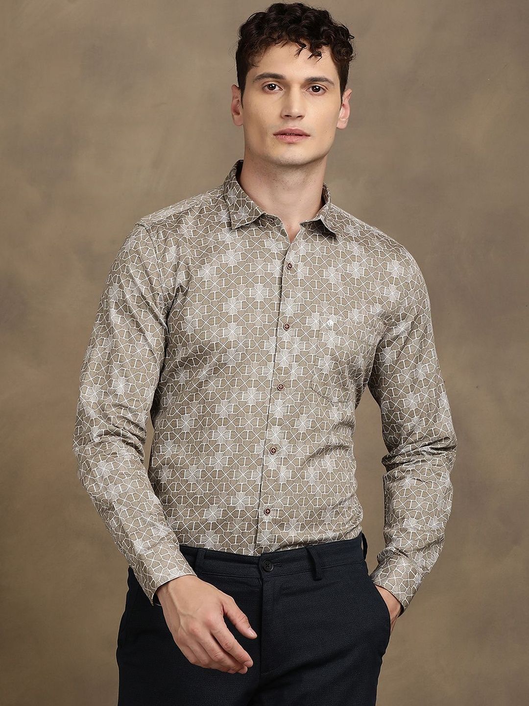 Turtle Men Relaxed Slim Fit Printed Casual Shirt