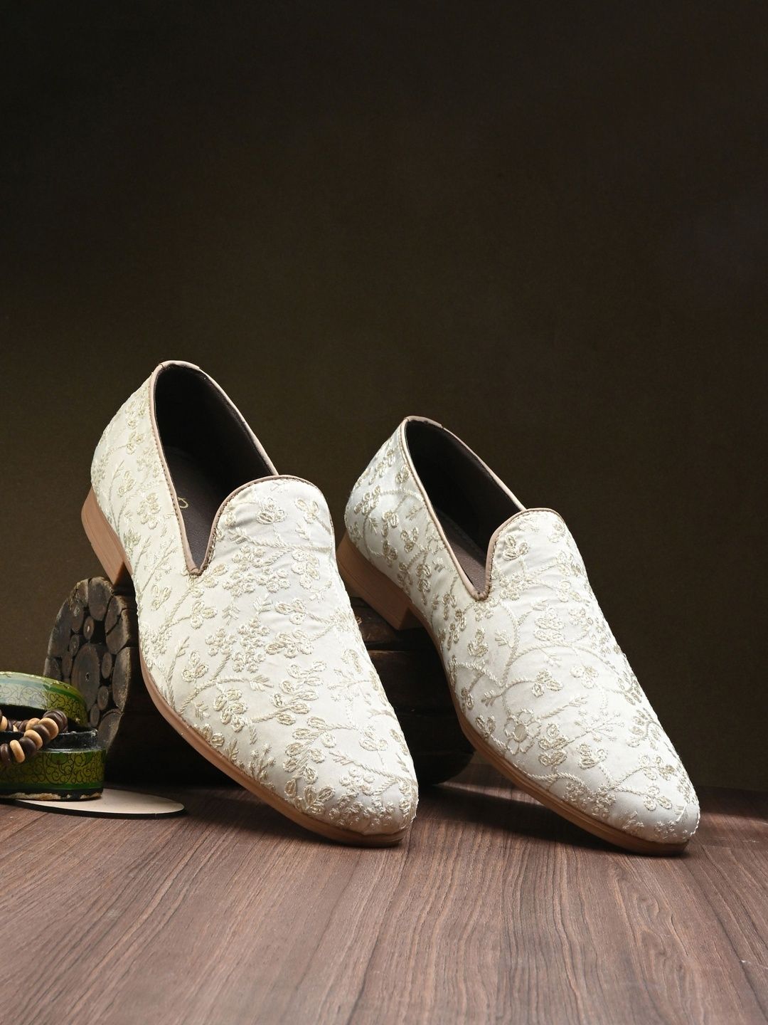 House of Pataudi Men Textured Mojaris
