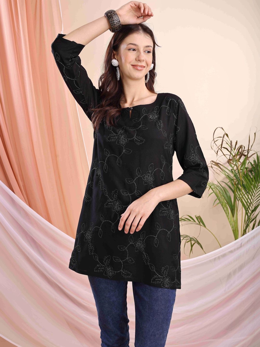 Kalavrund Creation Floral Embroidered Boat Neck Kurti