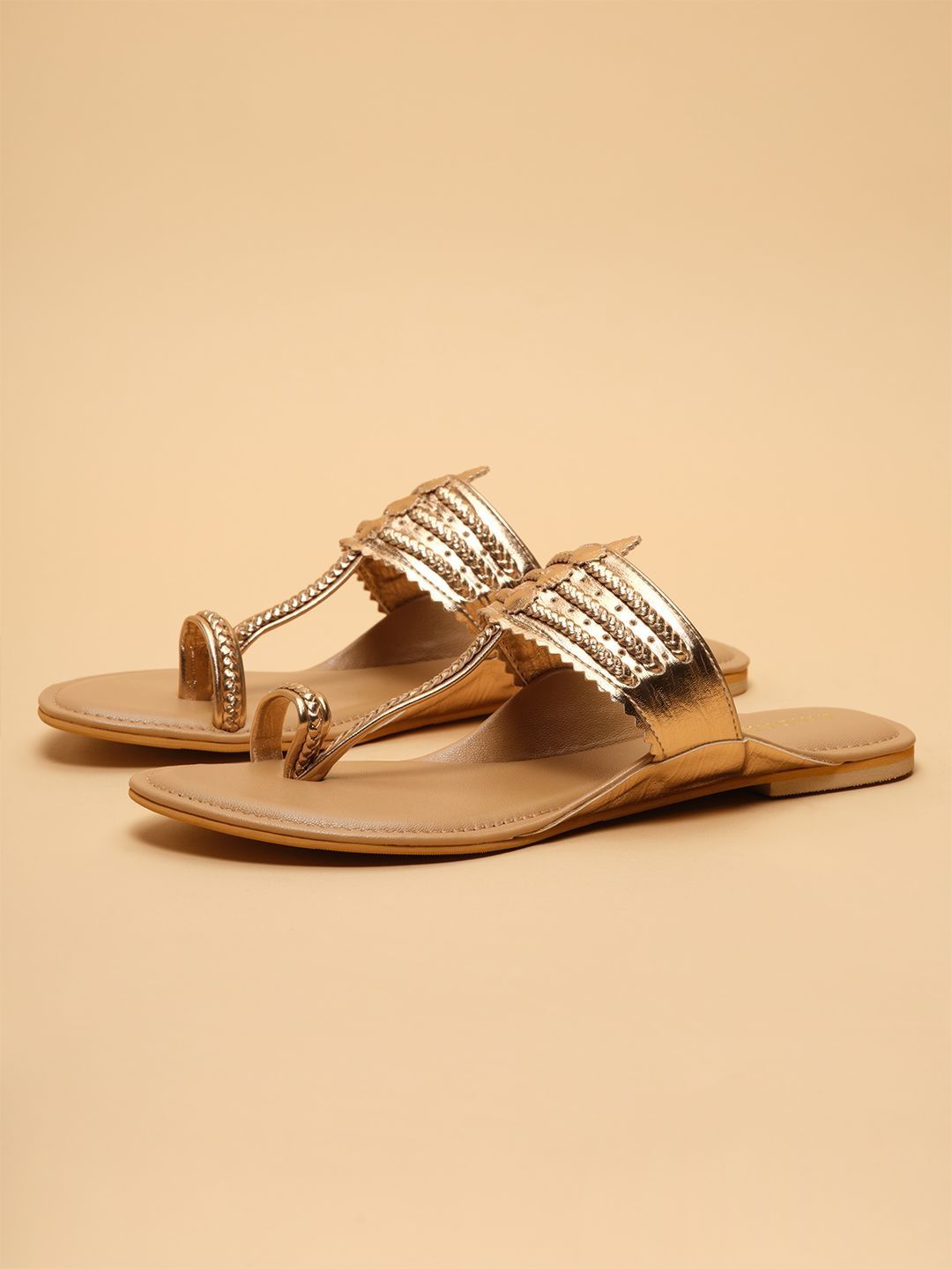 ERIDANI Women Embellished Ethnic One Toe Flats