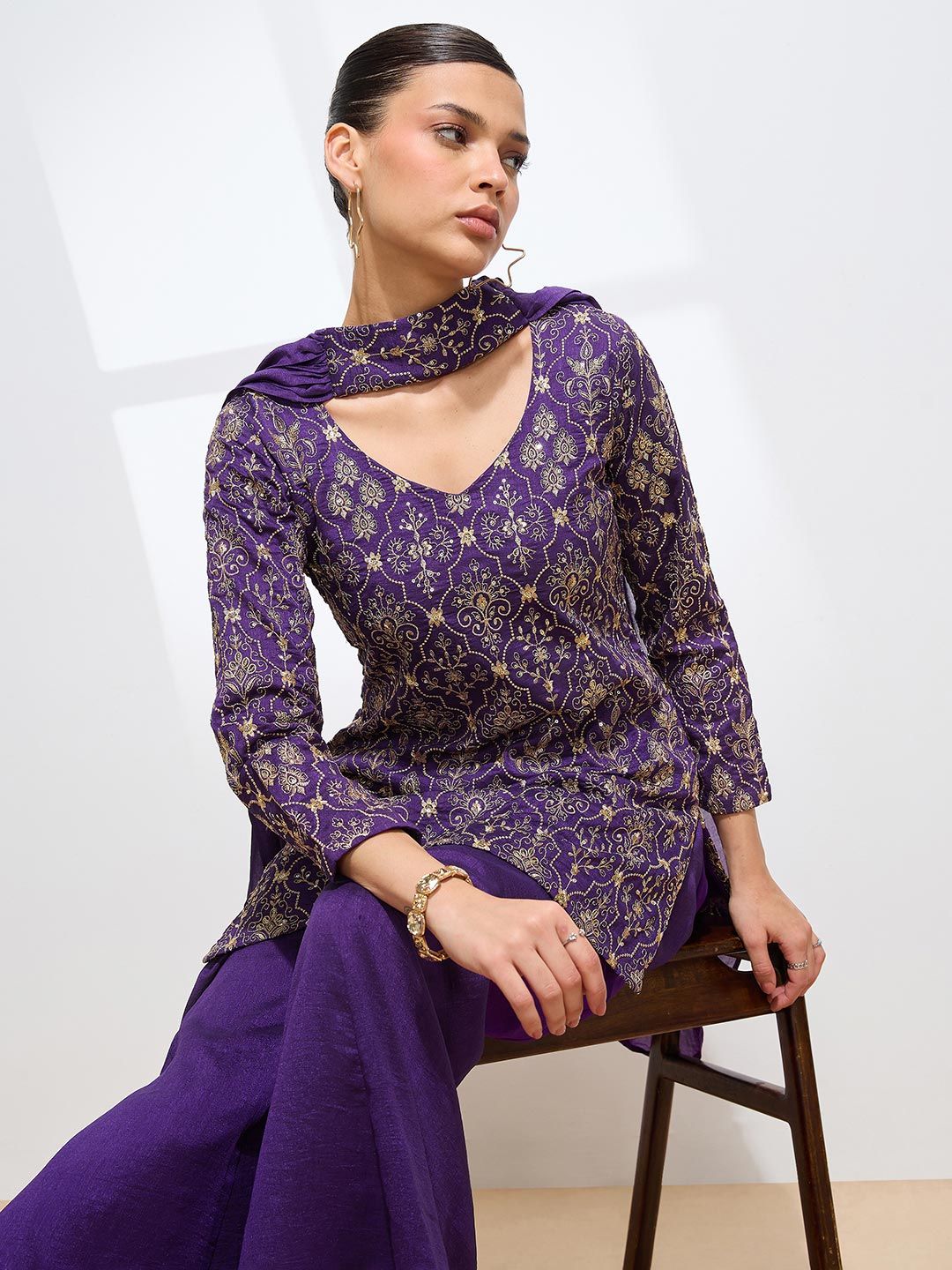 Women Ethnic Motifs Embroidered Thread Work Kurta Set With Trousers & Dupatta 5