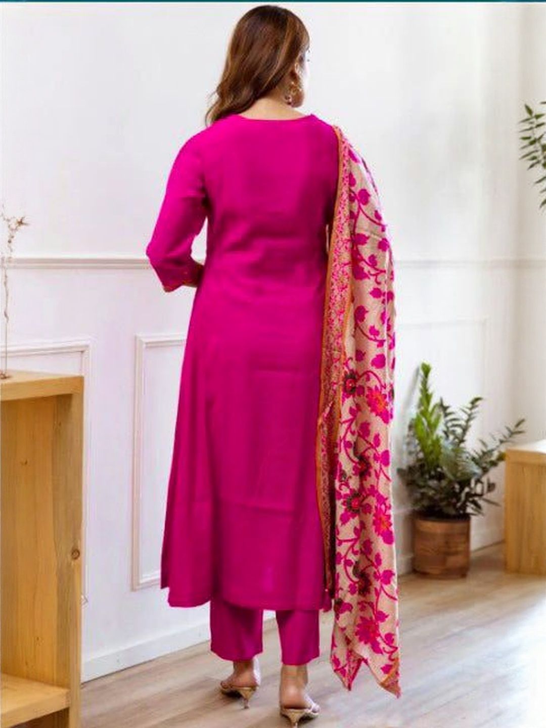 Ethnic Motifs Embroidered V-Neck Thread Work Kurta With Trousers & Dupatta 4