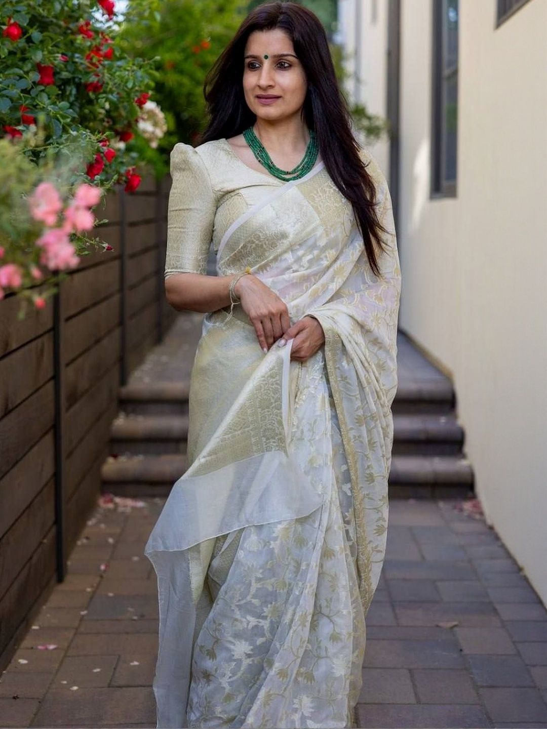 VASTRAAVEDAA Women Ethnic Motifs Zari Art Silk Handloom Banarasi Saree