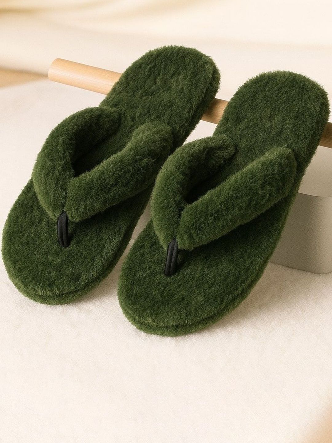 WOLVESDEN Women Solid Fur Thong Flip-Flops
