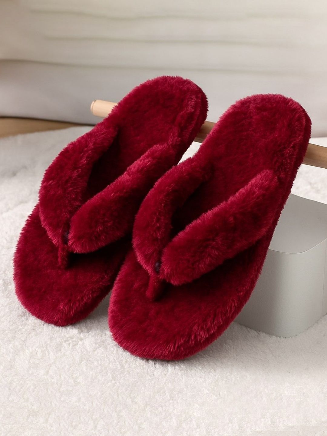 WOLVESDEN Women Solid Fur Thong Flip-Flops