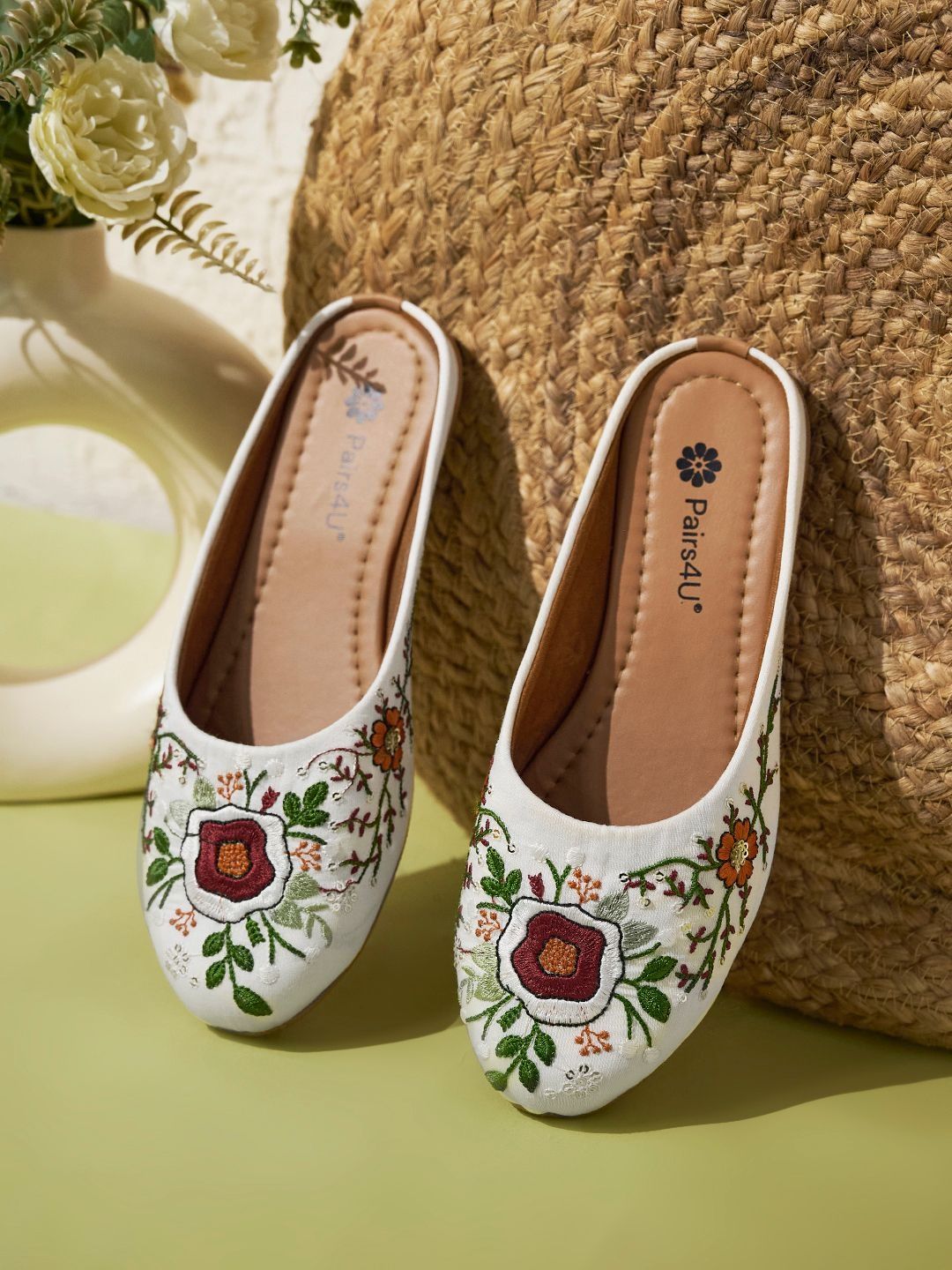 Pairs4U Women Embellished Ethnic Mojaris Flats