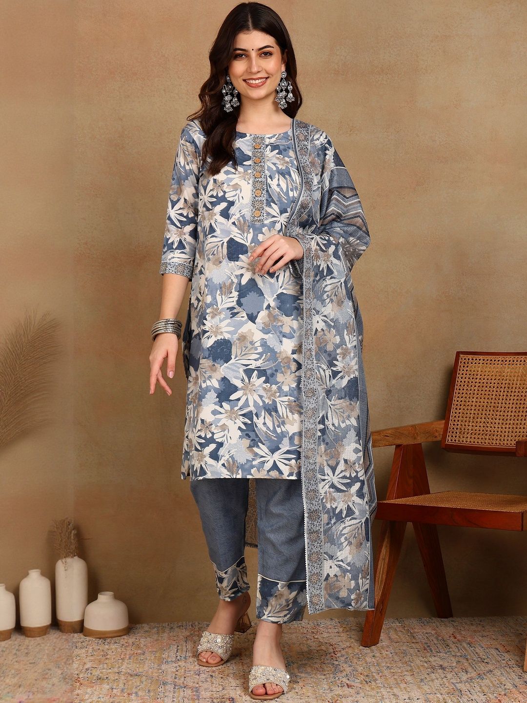 AARAGANA Women Printed Regular Gotta Patti Kurta with Trousers & Dupatta
