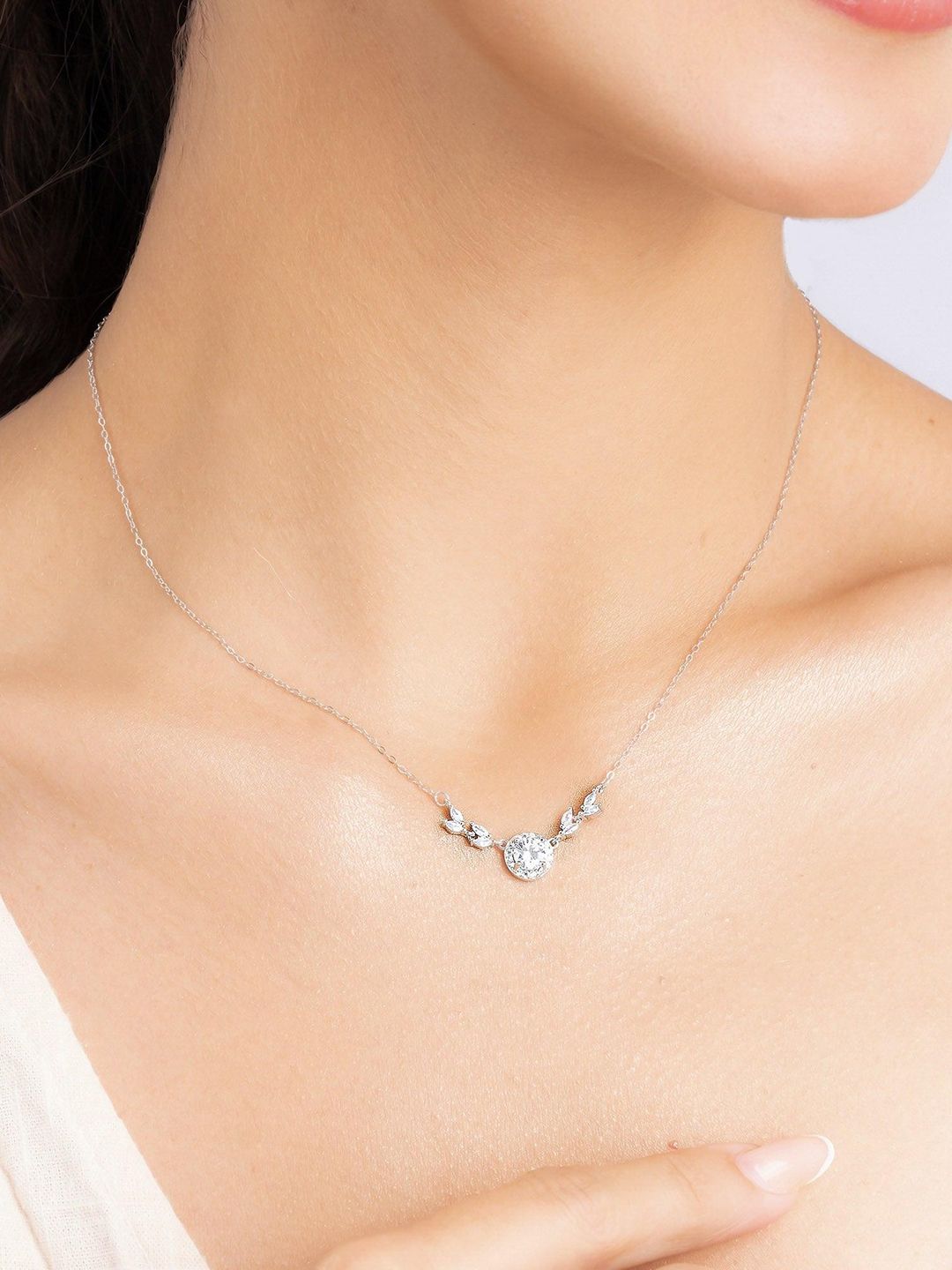 TOUCH925 925 Sterling Silver Leaf Motif Circle Necklace
