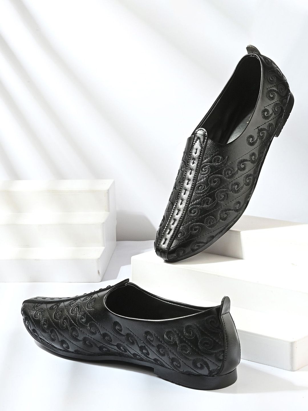 Vellinto Riwaaj Men Woven Design Ethnic Embellished Mojaris