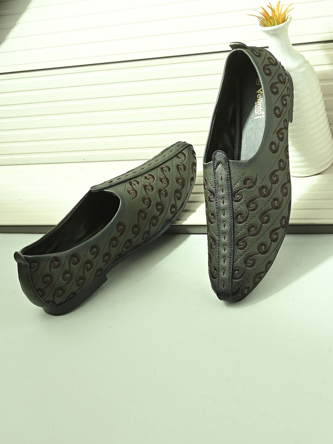 Vellinto Men Riwaaj Ethnics Slip-On Mojaris