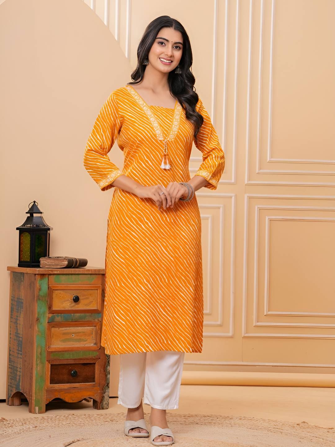 Veshviti Leheriya Printed Square Neck Straight Kurta With Trousers
