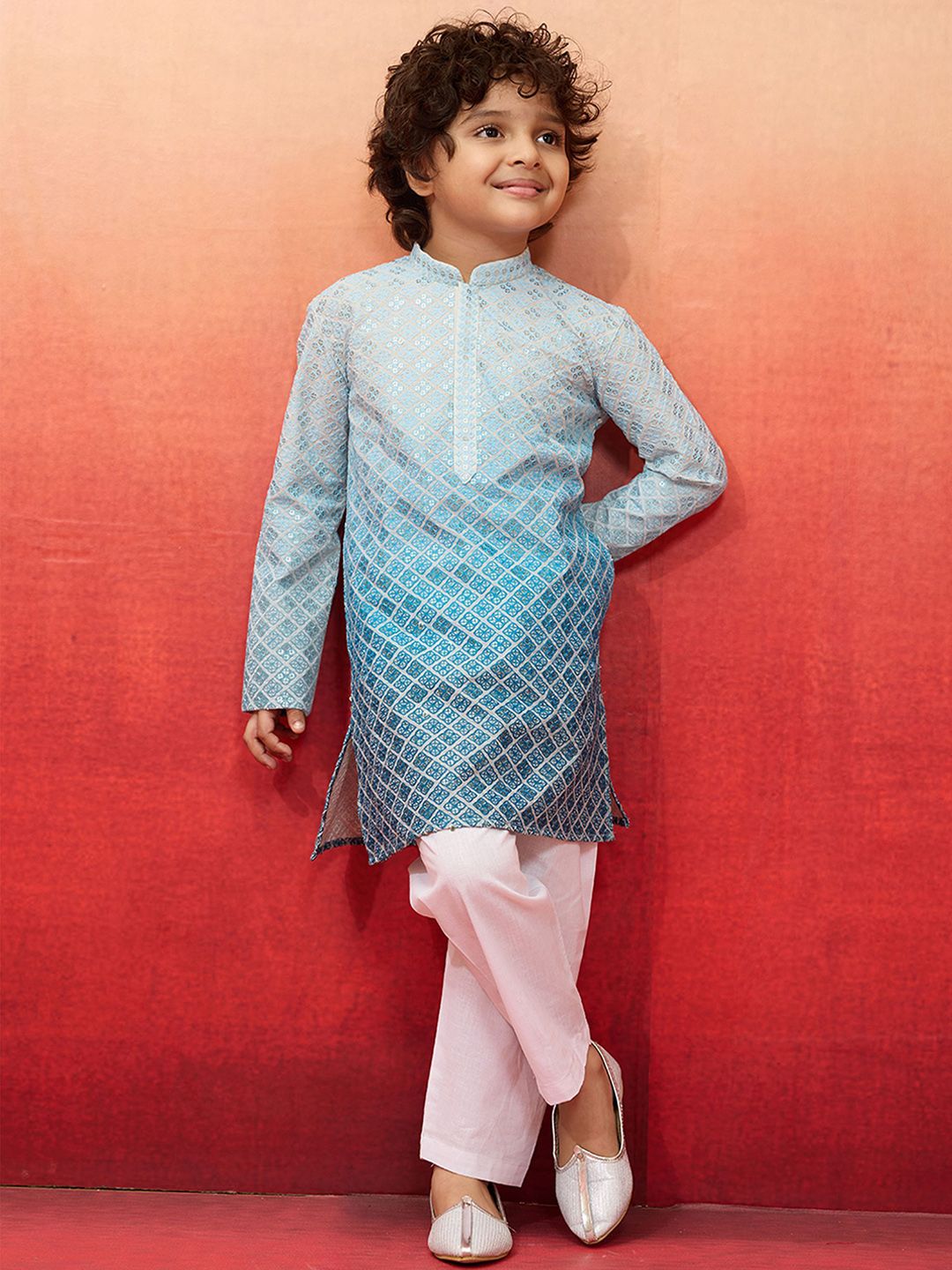 VASTRAMAY Boys Sequinned Embroidered Ombre Kurta With Pyjamas