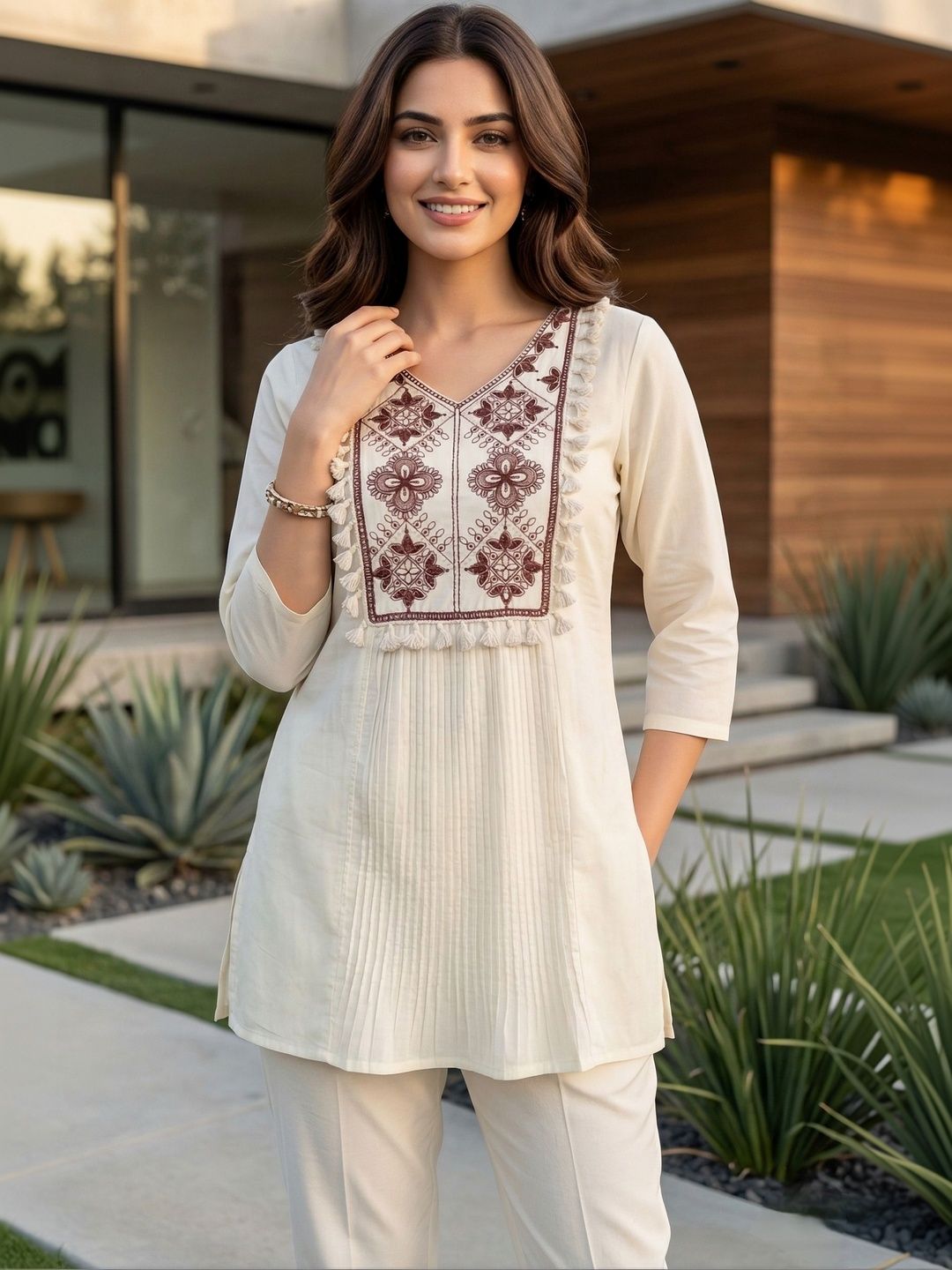 EVANORA Ethnic Motifs Embroidered V-Neck Thread Work Thread Work Panelled Kurti