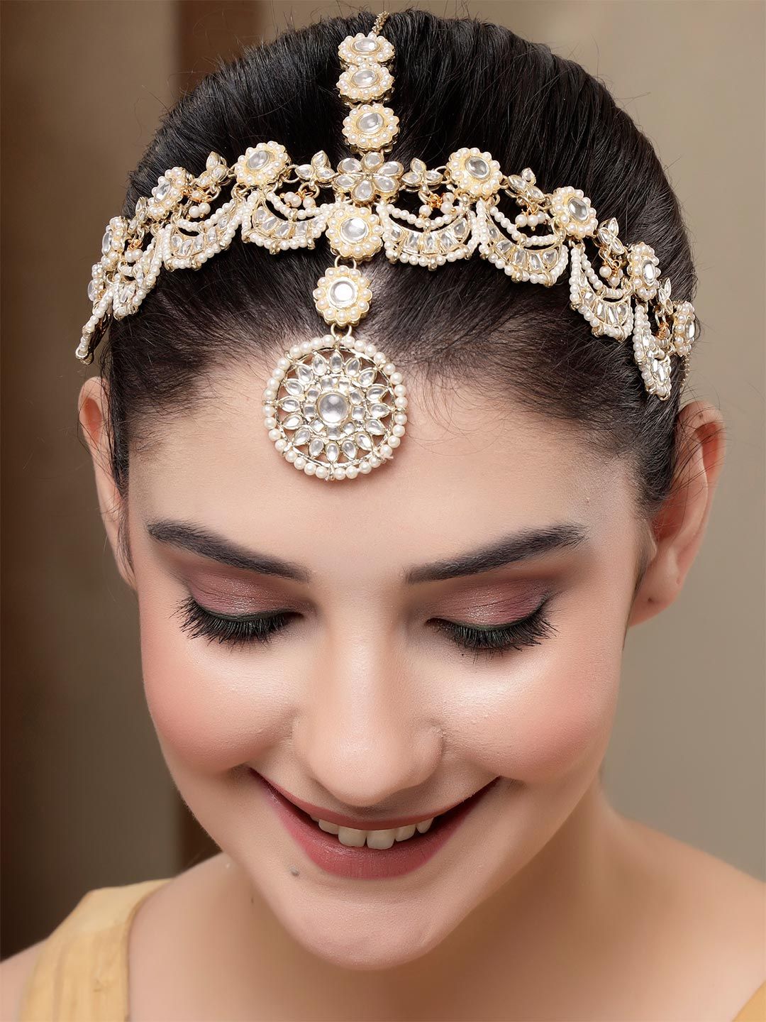 KARATCART Gold-Plated & White Kundan-Studded & Pearls Beaded Floral Shaped Sheeshphool Mathapatti