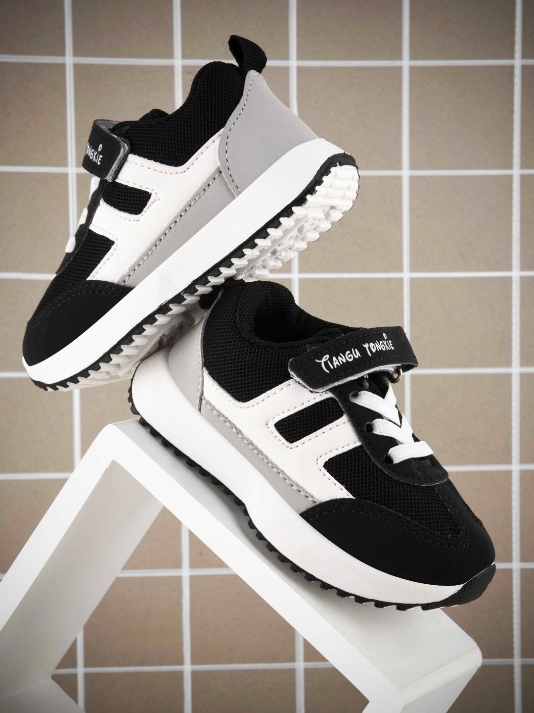 OXTRID Boys Colourblocked Sneakers