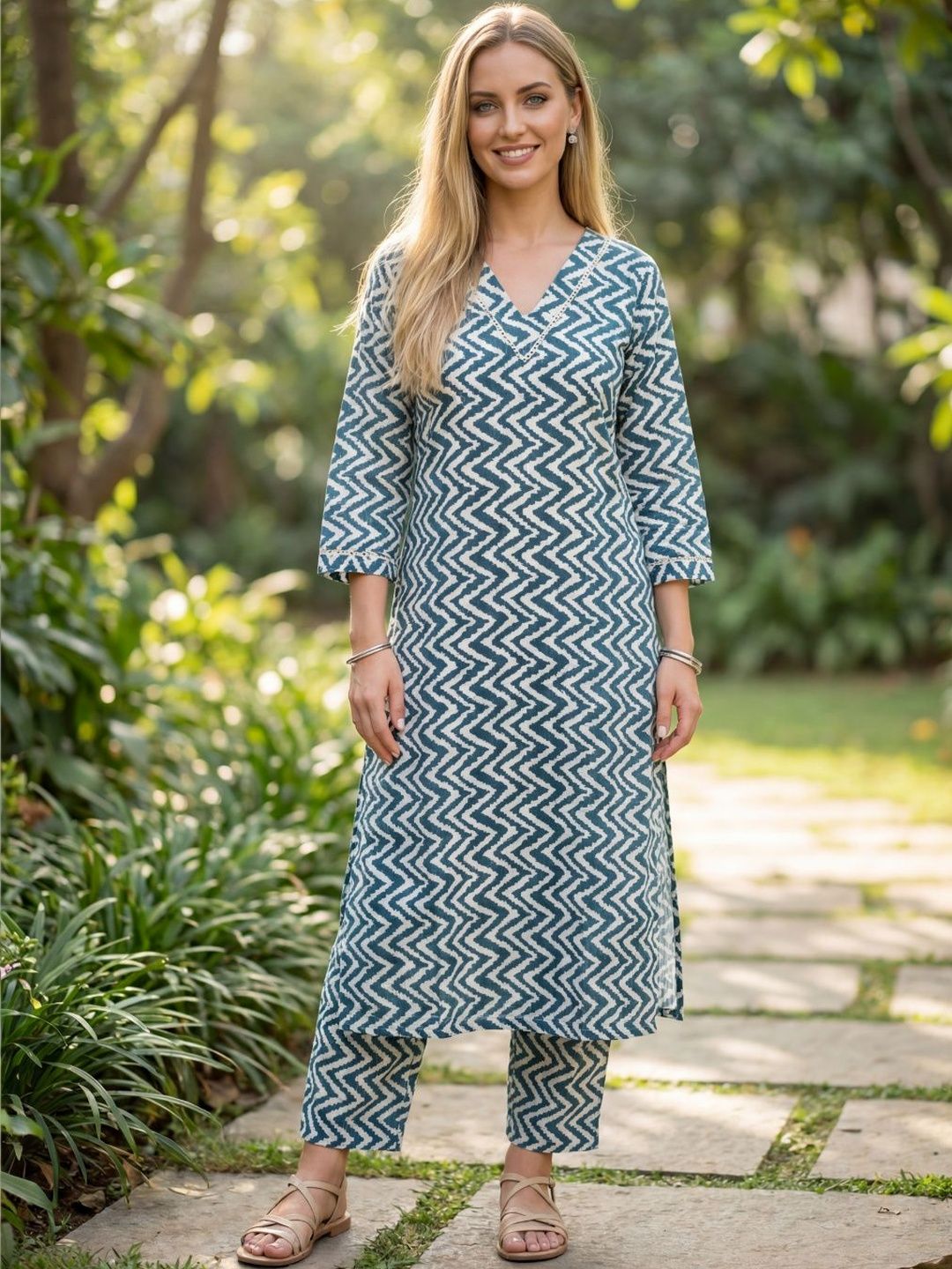 SAVYO Women Printed Regular Kurta with Trousers