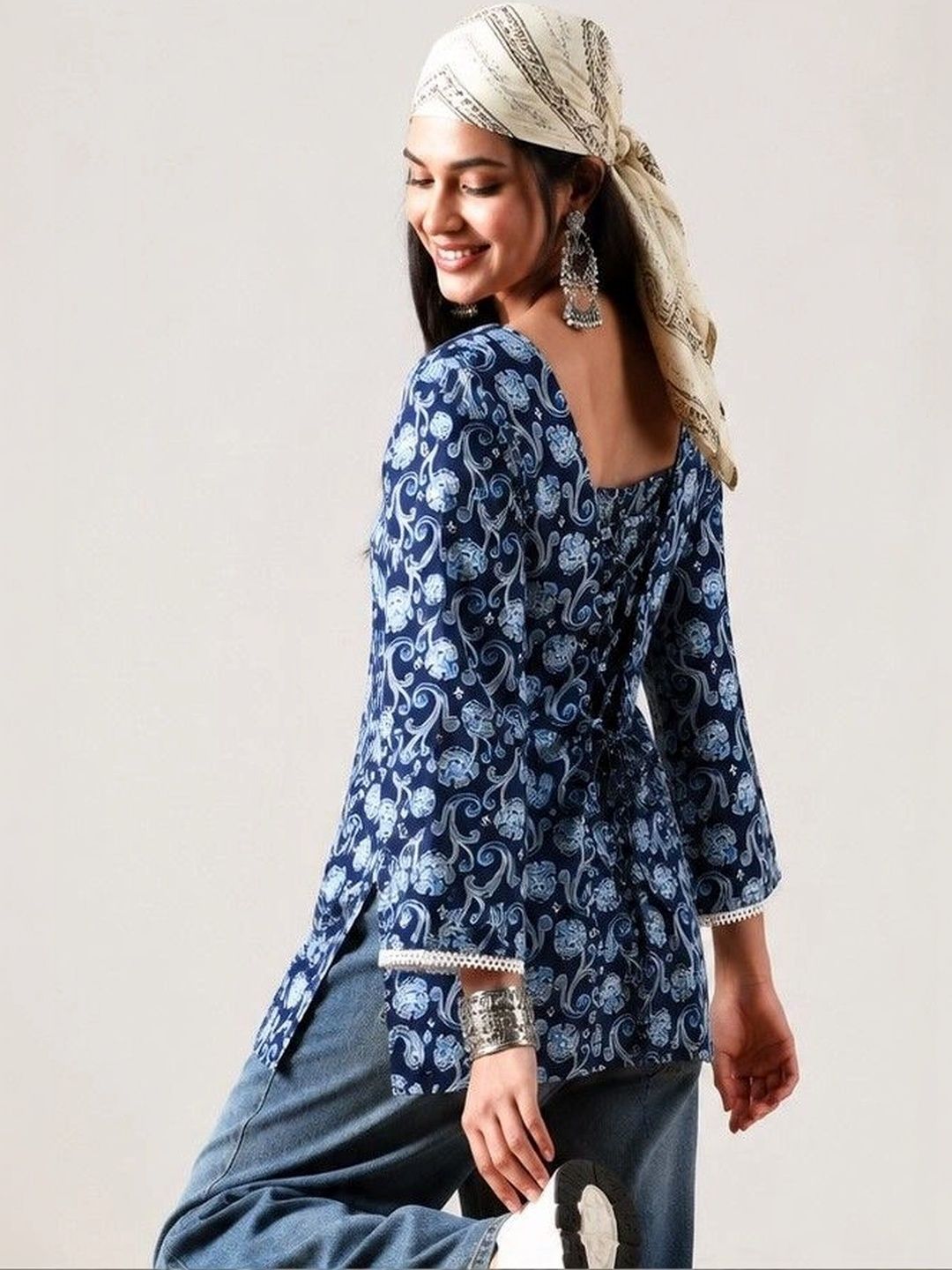 KKOUTFITS Floral Printed Square Neck Pure Cotton Kurti