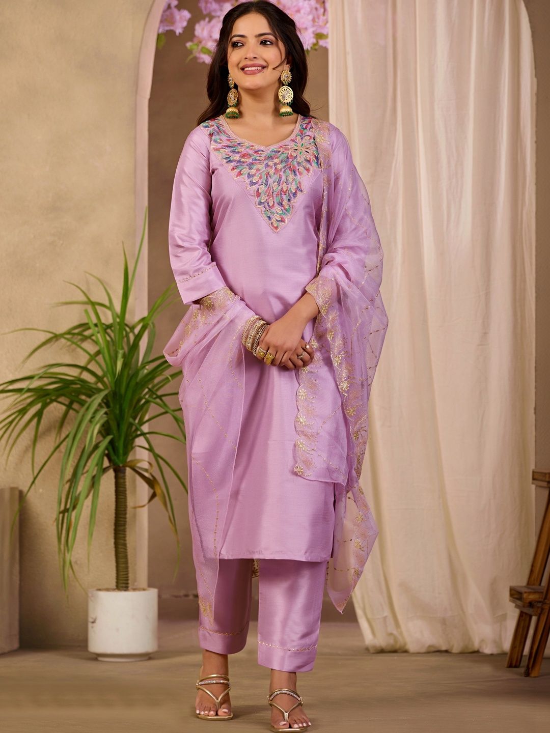 Klotden Women Ethnic Motifs Embroidered Regular Thread Work Kurta with Trousers & With Dupatta