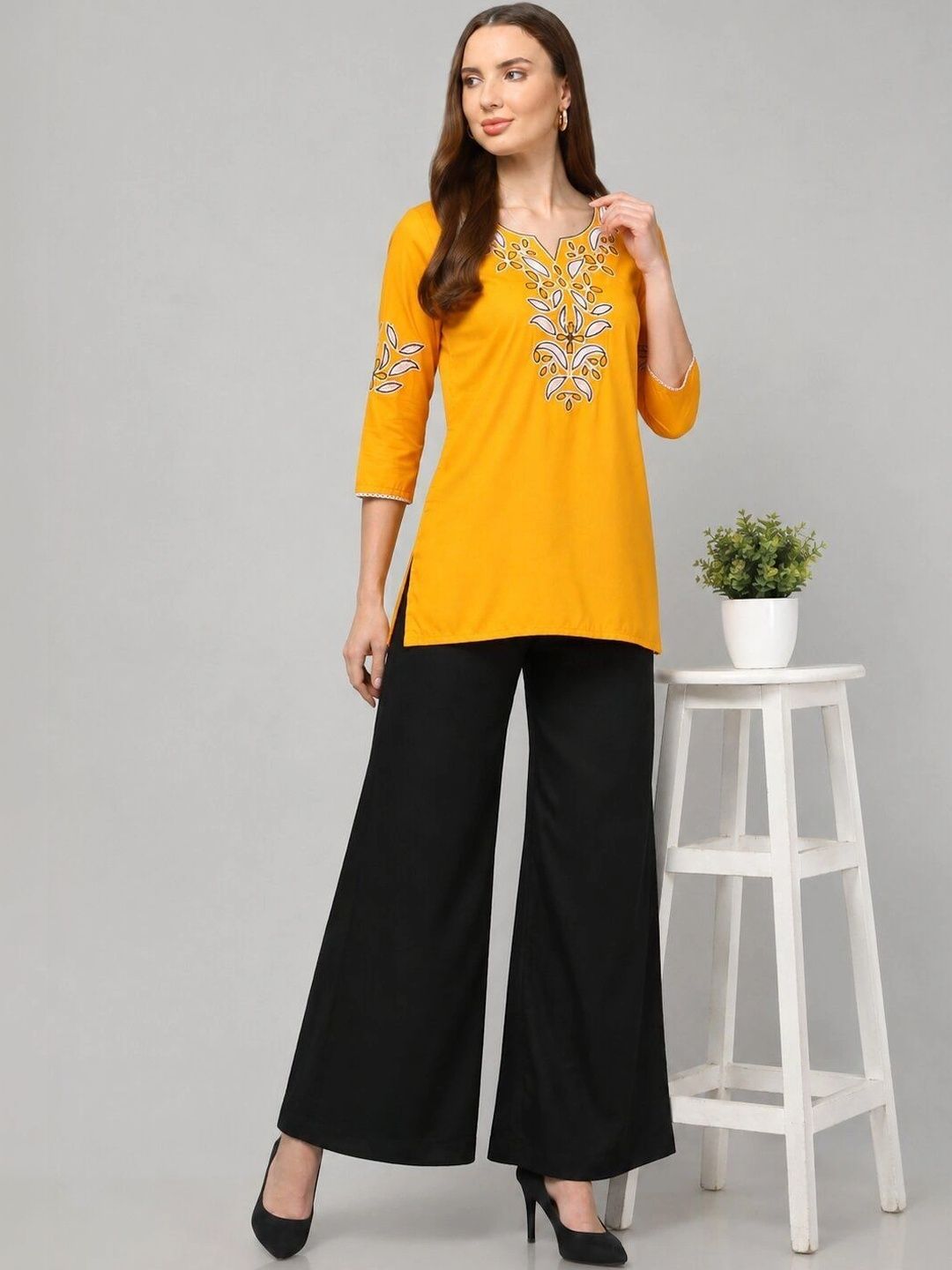 Craftloom Ethnic Motifs Embroidered V-Neck Thread Work Thread Work Kurti