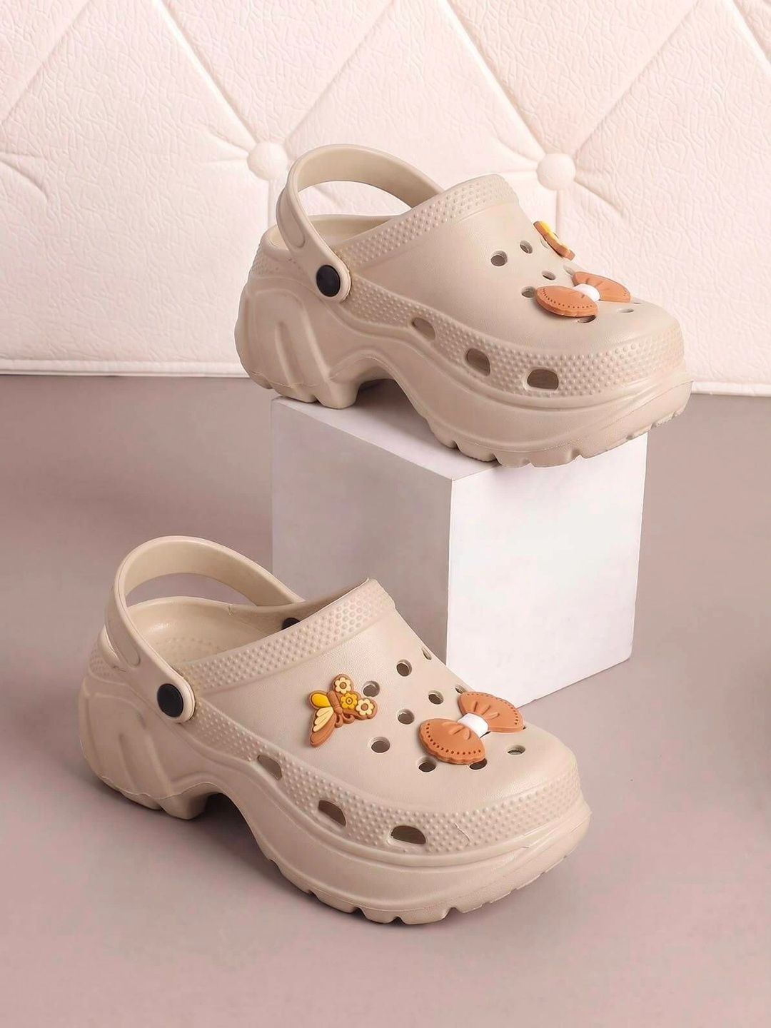 ZOOMBIE Women Embellished Clogs