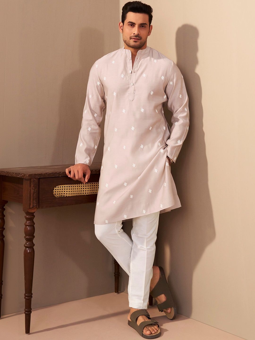 House of Pataudi Embroidered Mandarin Collar Knee Length Straight Kurta
