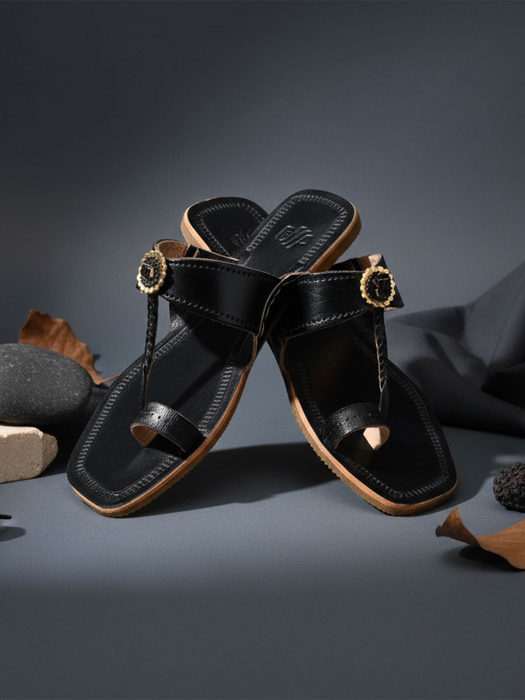 House of Pataudi Women Leather One Toe Kolhapuri Flats