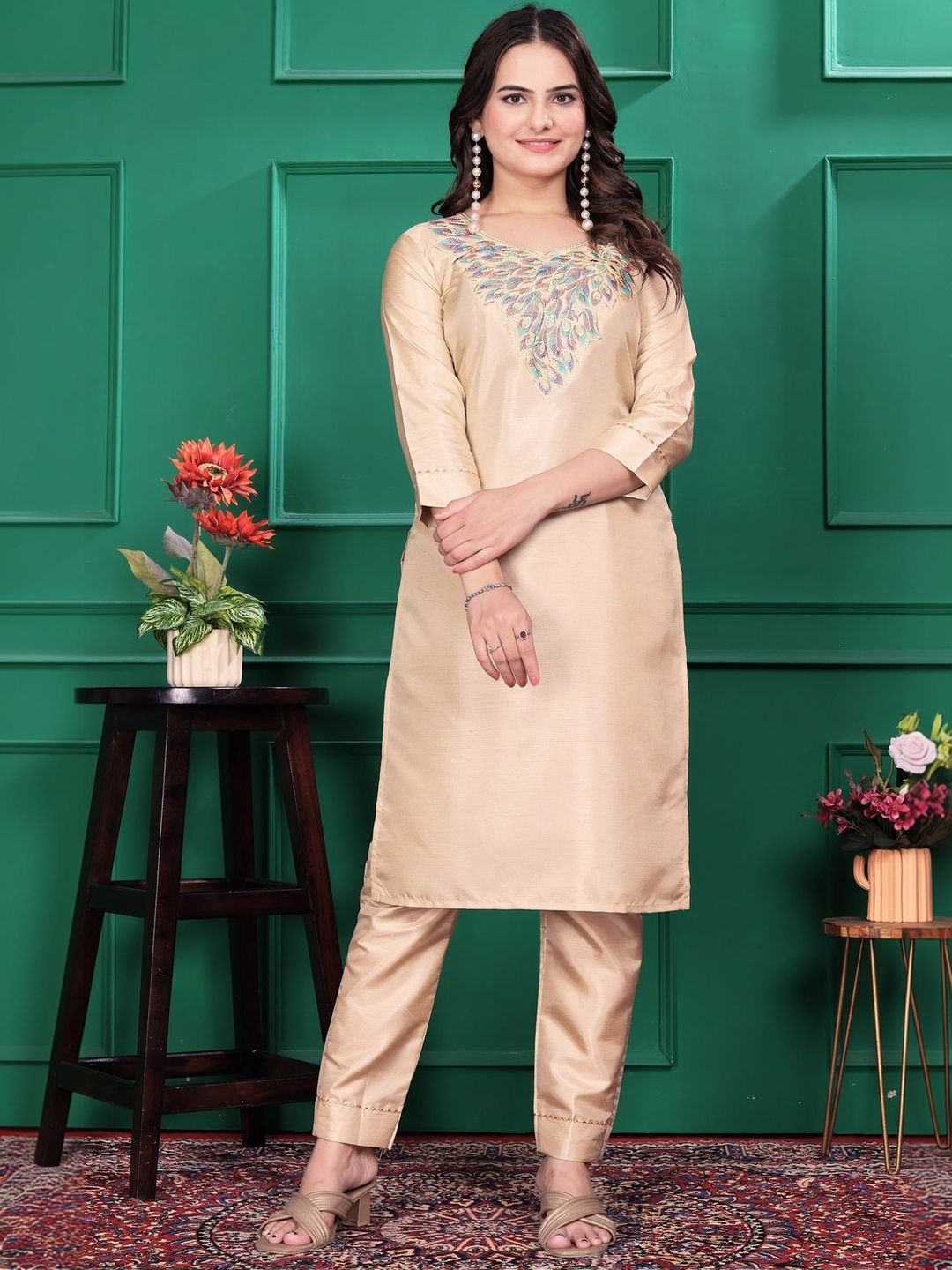Klotden Women Ethnic Motifs Embroidered Regular Thread Work Kurta with Trousers