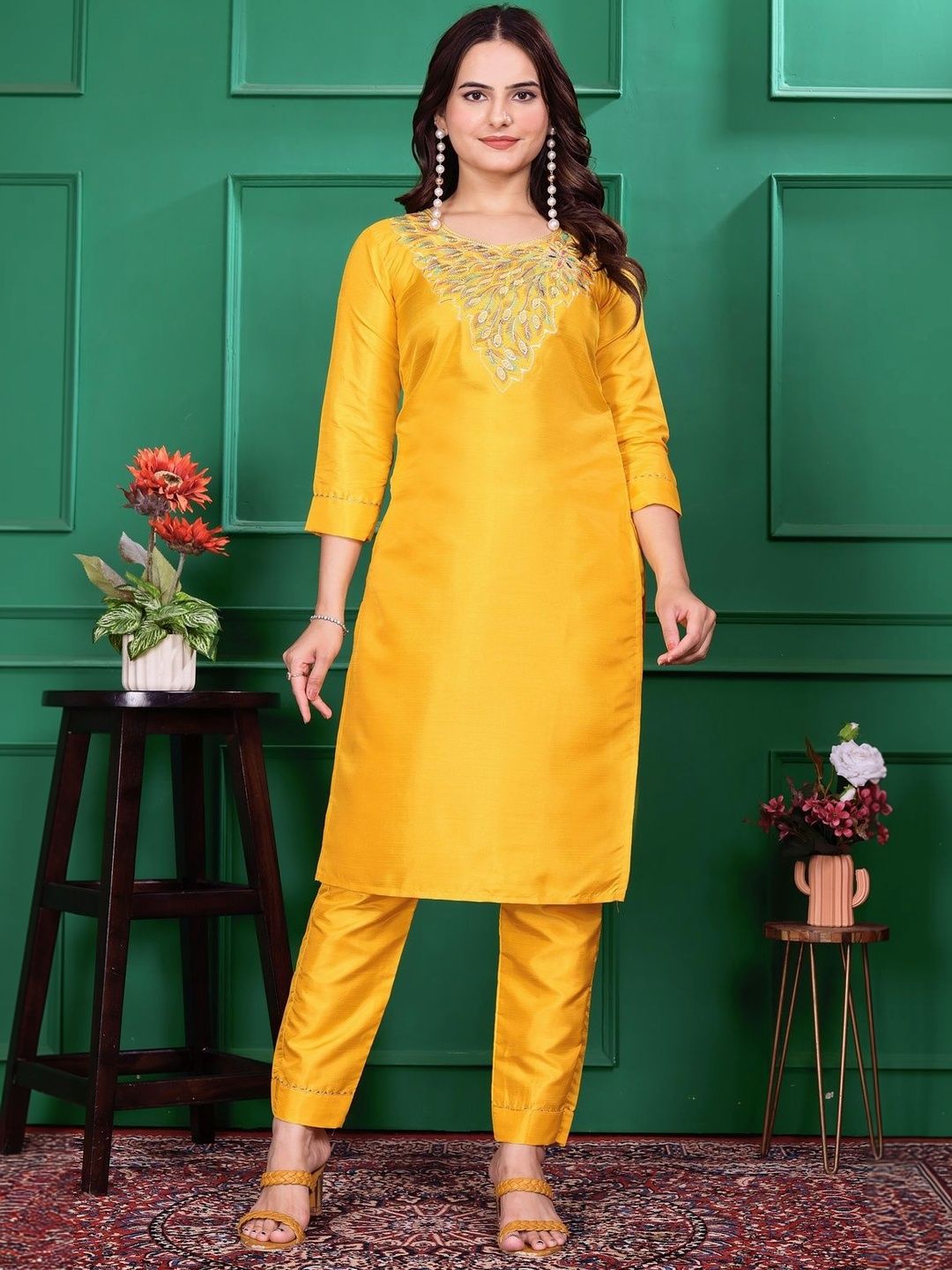 Klotden Women Ethnic Motifs Embroidered Regular Thread Work Kurta with Trousers