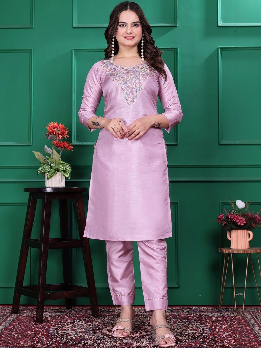 Klotden Women Ethnic Motifs Embroidered Regular Thread Work Kurta with Trousers
