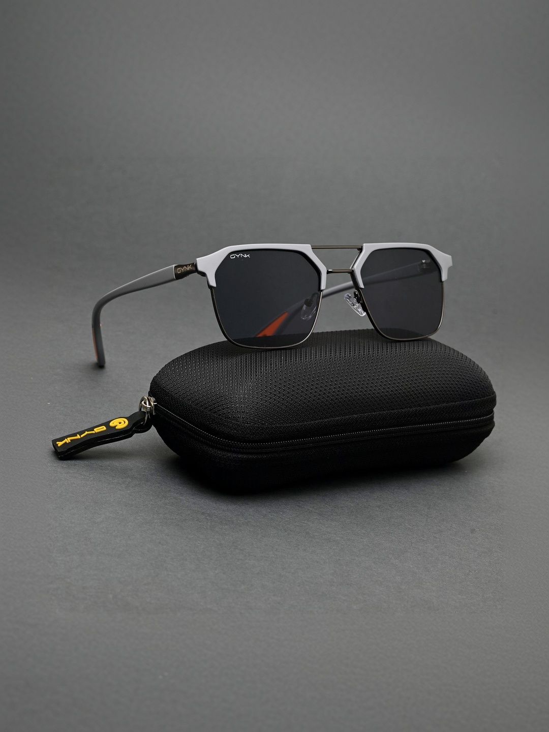 GYNK Men Black Lens & Gunmetal-Toned Square Sunglasses with