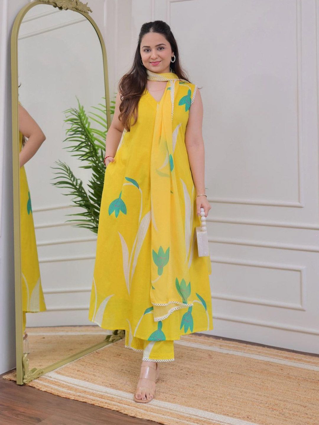 PITRIS Women Floral Printed Regular Kurta with Trousers & With Dupatta