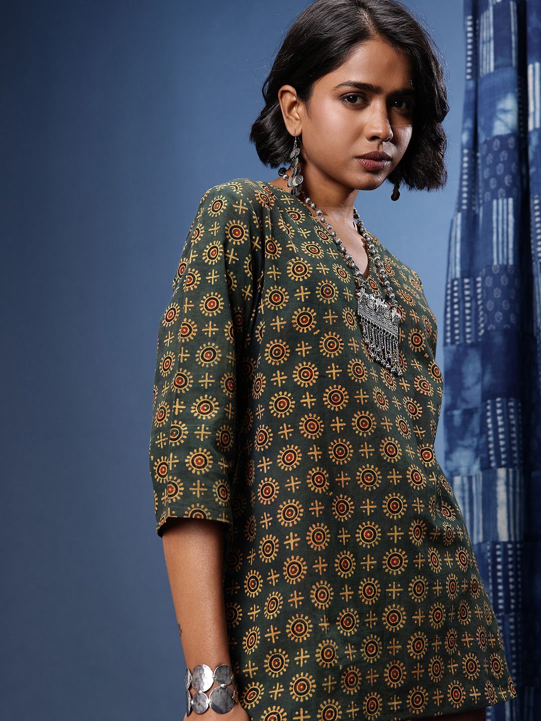 Taavi Geometric Printed V-Neck Woven Legacy Kurti