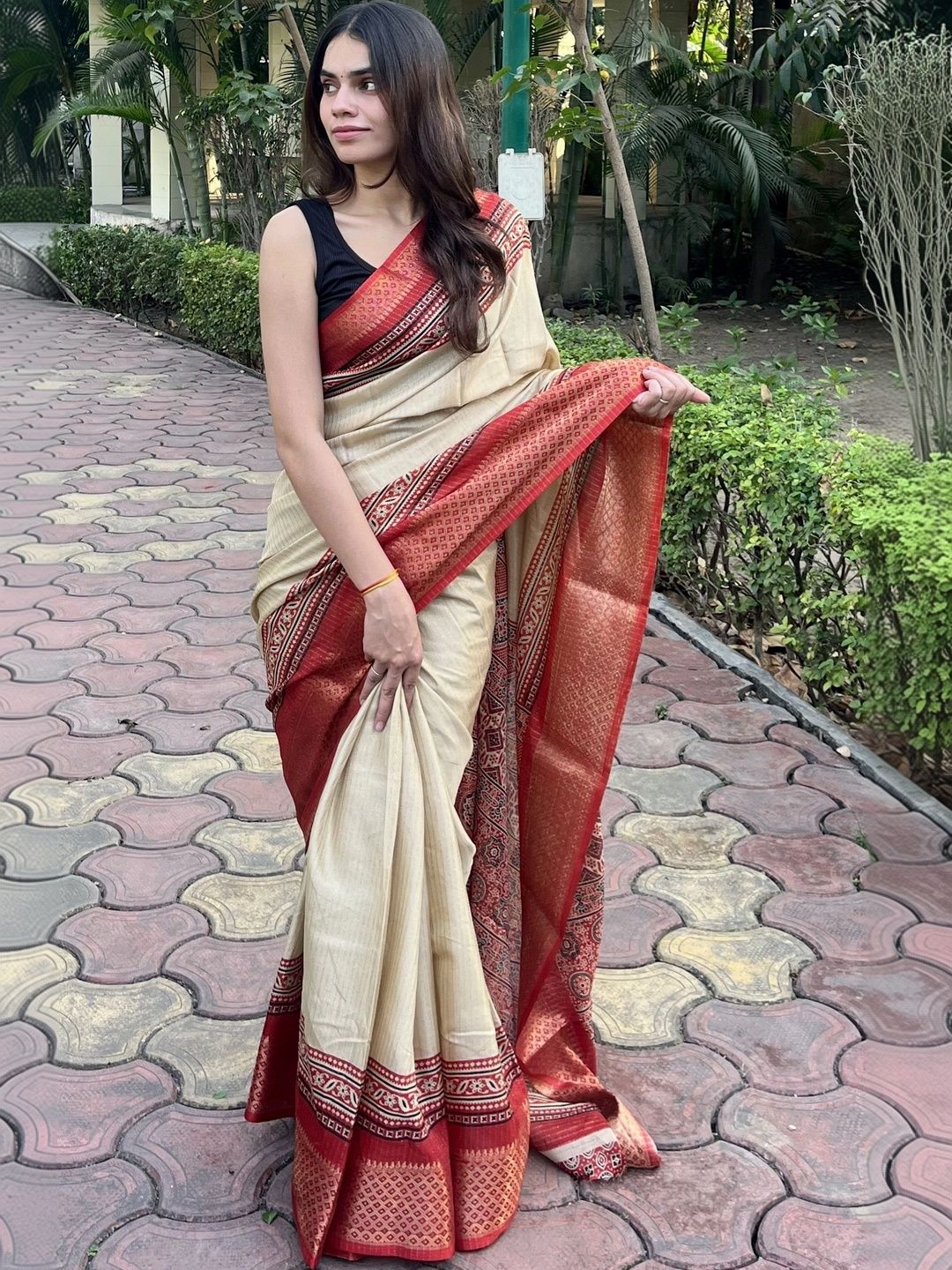 Aangan Silk Zari Silk Cotton Maheshwari Saree